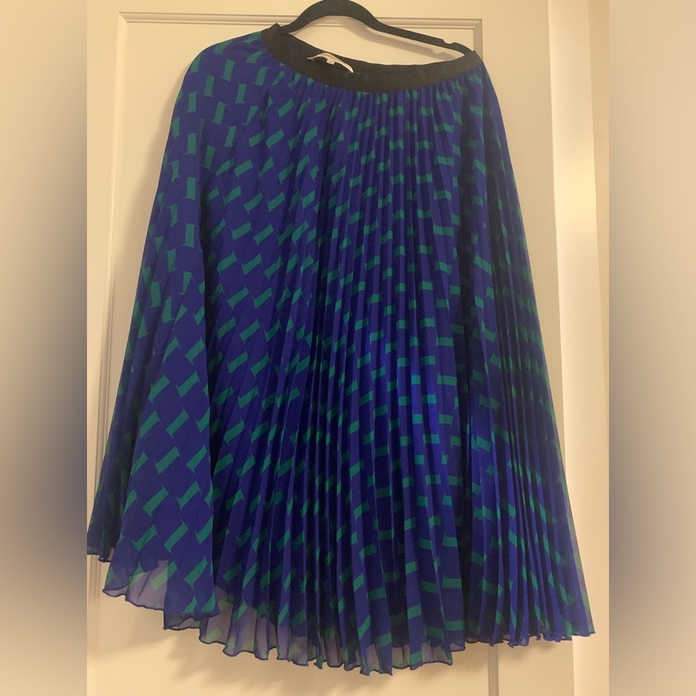 Diane Von Furstenberg pleated skirt size 8